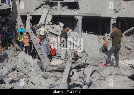 Menschen sickern durch den Schwelschutt von Gebäuden, die bei einem israelischen Streik auf das Flüchtlingslager Bureij zerstört wurden Menschen sickern durch den Schwelschutt von Gebäuden, die am 2. November 2023 bei einem israelischen Streik auf das Flüchtlingslager Bureij im zentralen Gazastreifen zerstört wurden. die Kämpfe zwischen Israel und der palästinensischen Hamas-Bewegung gehen weiter. Foto: Majdi Fathi apaimages Bureij Gazastreifen palästinensisches Gebiet 021123 Al-Breij MF 004 Copyright: XapaimagesxMajdixFathixapaimagesx Credit: Imago/Alamy Live News Stockfoto