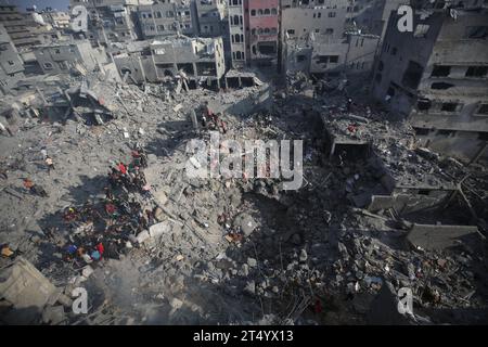 Menschen sickern durch den Schwelschutt von Gebäuden, die bei einem israelischen Streik auf das Flüchtlingslager Bureij zerstört wurden Menschen sickern durch den Schwelschutt von Gebäuden, die am 2. November 2023 bei einem israelischen Streik auf das Flüchtlingslager Bureij im zentralen Gazastreifen zerstört wurden. die Kämpfe zwischen Israel und der palästinensischen Hamas-Bewegung gehen weiter. Foto: Majdi Fathi apaimages Bureij Gazastreifen palästinensisches Gebiet 021123 Al-Breij MF 009 Copyright: XapaimagesxMajdixFathixapaimagesx Credit: Imago/Alamy Live News Stockfoto