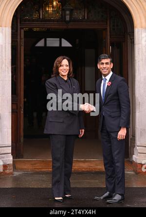 Milton Keynes, Großbritannien. November 2023. Kamala Harris (l), Vizepräsidentin der USA, wird vom britischen Premierminister Rishi Sunak während des AI Safety Summit 2023 in Bletchley Park, Buckinghamshire, begrüßt. Die britische Regierung hat einen internationalen Gipfel organisiert, um die Gefahren künstlicher Intelligenz zu diskutieren. Quelle: Soeren Stache/dpa/Alamy Live News Stockfoto