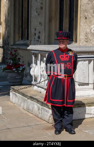 Beefeater gard steht am Tower of London. Stockfoto