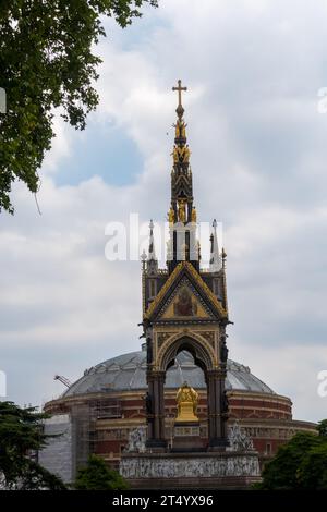 Das Albert Memorial befindet sich in Kensington Gardens, London, direkt in den Norden der Royal Albert Hall. Es wurde von Königin Victoria ich beauftragt Stockfoto