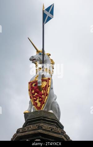 Mercat Cross Royal Unicorn mit Wappen von George V., Edinburgh, Schottland, Großbritannien Stockfoto