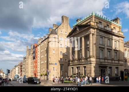 High Street und South Bridge Ecke mit Blick auf die Royal Mile mit Fußgängern. Davor sehen wir das Inn on the Mile und das Radisson Hotel. Edimbourg, Sc Stockfoto