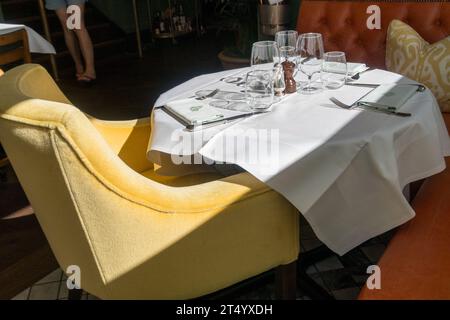 Gut gedeckter Tisch in einem Edinburgh Hotelrestaurant in Schottland, Großbritannien Stockfoto