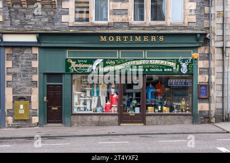 Mortimer's, Angelkugeln und Country Wear Store. 3 HIGH STREET GRANTOWN-ON-SPEY MORAYSHIRE SCOTLAND PH26 3HB Stockfoto