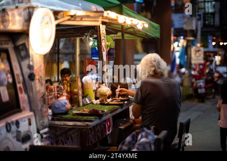 MAE HONG SON, THAILAND - 30. Oktober 2023: Nachtmarkt in Pai, Nord-Thailand. Pai Walking Street Market, ist ein Lebensmittel- und Handwerksmarkt, der aktiv ist Stockfoto