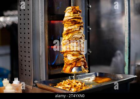 Arabische Shawarma von Fleisch-Hühnchen-Zubereitung auf Spieß gegrillt mit Feuer auf dem Pai Walking Street Market, Mae Hong Son, Thailand. Stockfoto