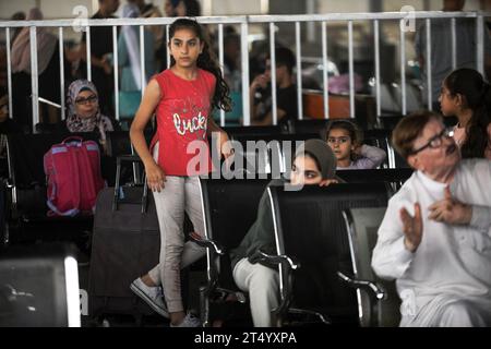 Rafah, Gaza. November 2023. Zwei nationale Palästinenser und Ausländer bereiten sich darauf vor, am Donnerstag, den 2. November 2023, den Grenzpunkt Rafah zu Ägypten im südlichen Gazastreifen zu überqueren. Ägypten wird dabei helfen, "etwa 7.000" Ausländer und Doppelstaatsangehörige aus dem vom Krieg verwüsteten Gazastreifen zu evakuieren, sagte das ägyptische außenministerium, wobei die Beamten sagten, dass von etwa 400 Menschen erwartet werden, die den Gazastreifen überqueren würden. Foto: Ismael Mohamad/UPI Credit: UPI/Alamy Live News Stockfoto