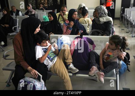 Rafah, Gaza. November 2023. Zwei nationale Palästinenser und Ausländer bereiten sich darauf vor, am Donnerstag, den 2. November 2023, den Grenzpunkt Rafah zu Ägypten im südlichen Gazastreifen zu überqueren. Ägypten wird dabei helfen, "etwa 7.000" Ausländer und Doppelstaatsangehörige aus dem vom Krieg verwüsteten Gazastreifen zu evakuieren, sagte das ägyptische außenministerium, wobei die Beamten sagten, dass von etwa 400 Menschen erwartet werden, die den Gazastreifen überqueren würden. Foto: Ismael Mohamad/UPI Credit: UPI/Alamy Live News Stockfoto