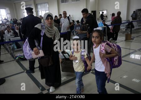 Rafah, Gaza. November 2023. Zwei nationale Palästinenser und Ausländer bereiten sich darauf vor, am Donnerstag, den 2. November 2023, den Grenzpunkt Rafah zu Ägypten im südlichen Gazastreifen zu überqueren. Ägypten wird dabei helfen, "etwa 7.000" Ausländer und Doppelstaatsangehörige aus dem vom Krieg verwüsteten Gazastreifen zu evakuieren, sagte das ägyptische außenministerium, wobei die Beamten sagten, dass von etwa 400 Menschen erwartet werden, die den Gazastreifen überqueren würden. Foto: Ismael Mohamad/UPI Credit: UPI/Alamy Live News Stockfoto