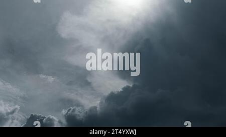 Schwarz-weiß-Töne des Himmels an einem regnerischen Tag. Luftaufnahme des Himmels und der schwarzen Wolken. Dunkelgraue Sturmwolken. Dramatischer Himmel vor dem Sturm. Stockfoto