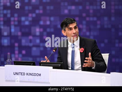 Milton Keynes, Großbritannien. November 2023. Rishi Sunak, Premierminister des Vereinigten Königreichs, spricht während des KI-Sicherheitsgipfels 2023 in Bletchley Park, Buckinghamshire. Die britische Regierung hat einen internationalen Gipfel organisiert, um die Gefahren künstlicher Intelligenz zu diskutieren. Quelle: Soeren Stache/dpa/Alamy Live News Stockfoto