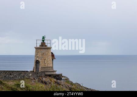 Leuchtturm aus Stein mit Blick auf den Ozean an einem bewölkten Tag Stockfoto