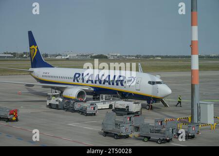 Flugzeug, Ryan Air, Rollfeld, Flughafen BER, Berlin-Brandenburg, Deutschland Stockfoto