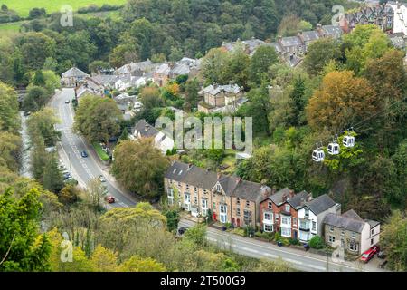 Matlock Bath vom High Tor aus gesehen mit den Cable Cars hoch über den Häusern in Derbyshire, England Stockfoto