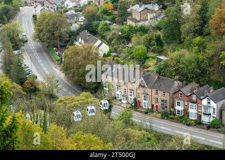 Matlock Bath vom High Tor aus gesehen mit den Cable Cars hoch über den Häusern in Derbyshire, England Stockfoto