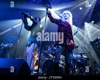 Raven Numan und Perisia Numan auf der Bühne im Camden's Electric Ballroom, London, April 2023 Stockfoto