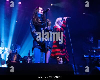 Raven Numan und Perisia Numan auf der Bühne im Camden's Electric Ballroom, London, April 2023 Stockfoto