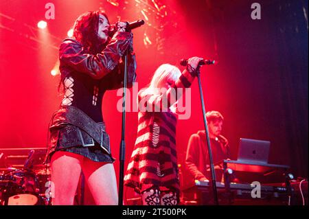 Raven Numan und Perisia Numan auf der Bühne im Camden's Electric Ballroom, London, April 2023 Stockfoto