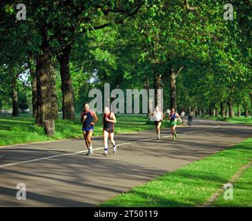 Vereinigtes Königreich. England. London. Männer, die im Hyde Park joggen. Stockfoto
