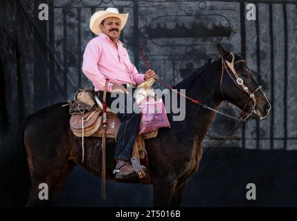 Ein mexikanischer Cowboy, der an der jährlichen viertägigen Cabalgata de Cristo Rey-Cowboy-Pilgerfahrt teilnimmt, posiert für ein Porträt zu Pferd am 5. Januar 2019 in Salamanca, Guanajuato, Mexiko. Tausende mexikanischer Cowboys und ihre Pferde nehmen an der religiösen Reise von den Dörfern der hohen Wüste zum Schrein von Cristo Rey Teil. Stockfoto