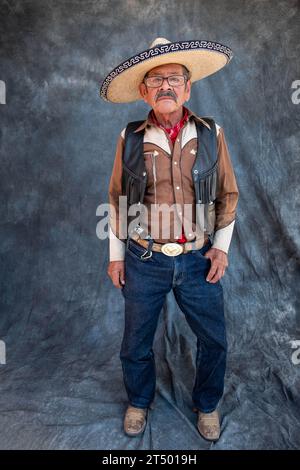 Ein älterer mexikanischer Cowboy, der am 5. Januar 2019 in Salamanca, Guanajuato, Mexiko an der jährlichen viertägigen Cabalgata de Cristo Rey-Cowboy-Pilgerfahrt zu Pferd teilnimmt, posiert für ein Porträt. Tausende mexikanischer Cowboys und ihre Pferde nehmen an der religiösen Reise von den Dörfern der hohen Wüste zum Schrein von Cristo Rey Teil. Stockfoto