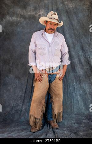 Ein mexikanischer Cowboy, der am 5. Januar 2019 in Salamanca, Guanajuato, Mexiko an der jährlichen viertägigen Cabalgata de Cristo Rey-Cowboy-Pilgerfahrt auf Pferden teilnimmt. Tausende mexikanischer Cowboys und ihre Pferde nehmen an der religiösen Reise von den Dörfern der hohen Wüste zum Schrein von Cristo Rey Teil. Stockfoto