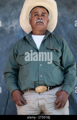 Ein älterer mexikanischer Cowboy, der am 5. Januar 2019 in Salamanca, Guanajuato, Mexiko an der jährlichen viertägigen Cabalgata de Cristo Rey-Cowboy-Pilgerfahrt zu Pferd teilnimmt, posiert für ein Porträt. Tausende mexikanischer Cowboys und ihre Pferde nehmen an der religiösen Reise von den Dörfern der hohen Wüste zum Schrein von Cristo Rey Teil. Stockfoto