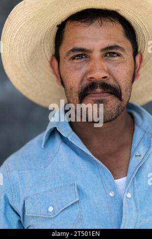 Ein mexikanischer Cowboy, der am 5. Januar 2019 in Salamanca, Guanajuato, Mexiko an der jährlichen viertägigen Cabalgata de Cristo Rey-Cowboy-Pilgerfahrt auf Pferden teilnimmt. Tausende mexikanischer Cowboys und ihre Pferde nehmen an der religiösen Reise von den Dörfern der hohen Wüste zum Schrein von Cristo Rey Teil. Schnurrbart Stockfoto