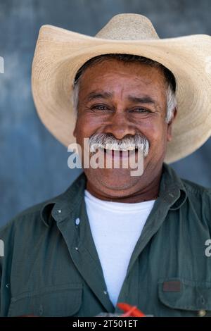 Ein älterer mexikanischer Cowboy, der am 5. Januar 2019 in Salamanca, Guanajuato, Mexiko an der jährlichen viertägigen Cabalgata de Cristo Rey-Cowboy-Pilgerfahrt zu Pferd teilnimmt, posiert für ein Porträt. Tausende mexikanischer Cowboys und ihre Pferde nehmen an der religiösen Reise von den Dörfern der hohen Wüste zum Schrein von Cristo Rey Teil. Stockfoto