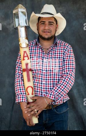 Ein mexikanischer Cowboy, der am 5. Januar 2019 in Salamanca, Guanajuato, Mexiko an der jährlichen viertägigen Cabalgata de Cristo Rey-Cowboy-Pilgerfahrt auf Pferden teilnimmt. Tausende mexikanischer Cowboys und ihre Pferde nehmen an der religiösen Reise von den Dörfern der hohen Wüste zum Schrein von Cristo Rey Teil. Stockfoto