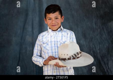 Ein junger mexikanischer Cowboy, der an der jährlichen viertägigen Cabalgata de Cristo Rey-Cowboy-Pilgerfahrt teilnimmt, posiert für ein Porträt am 5. Januar 2019 in Salamanca, Guanajuato, Mexiko. Tausende mexikanischer Cowboys und ihre Pferde nehmen an der religiösen Reise von den Dörfern der hohen Wüste zum Schrein von Cristo Rey Teil. Stockfoto