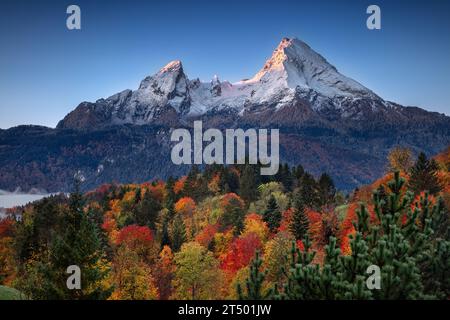 Watzmann Berg, Bayerische Alpen, Deutschland. Landschaftsbild der bayerischen Alpen mit dem Watzmann bei schönem Herbstsonnenaufgang. Stockfoto