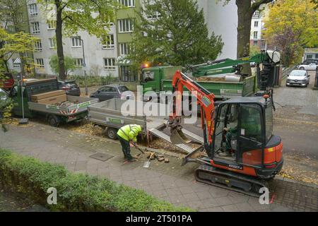 Baumpflanzarbeiten, Ausheben von Erde, Sarrazinstraße, Friedenau, Berlin, Deutschland *** Baumpflanzarbeiten, Ausgrabung von Boden, Sarrazinstraße, Friedenau, Berlin, Deutschland Stockfoto