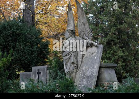 Alte Grabsteinskulptur ist auf dem Friedhof am Allerheiligen auf dem Evangelisch-Augsburger Friedhof in Warschau zu sehen. Allerheiligen (oder Dzie? Zaduszny (Polnisch) ist ein Feiertag in Polen. Es ist eine Gelegenheit, an verstorbene Verwandte zu erinnern. An diesem Tag bringen die Menschen Blumen, typischerweise Chrysanthemen, und Kerzen auf Friedhöfe. Der gesamte Friedhof ist voller Lichter in der Dunkelheit. Der Evangelisch-Augsburger Friedhof ist ein historischer lutherischer evangelischer Friedhof im Westen von Warschau. Seit seiner Eröffnung im Jahr 1792 wurden dort mehr als 100.000 Menschen begraben. Stockfoto