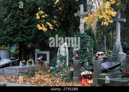 Alte Grabsteinskulpturen, Kreuze und Kerzen sind am Allerheiligen auf dem Friedhof evangelisch-Augsburg in Warschau zu sehen. Allerheiligen (oder Dzie? Zaduszny (Polnisch) ist ein Feiertag in Polen. Es ist eine Gelegenheit, an verstorbene Verwandte zu erinnern. An diesem Tag bringen die Menschen Blumen, typischerweise Chrysanthemen, und Kerzen auf Friedhöfe. Der gesamte Friedhof ist voller Lichter in der Dunkelheit. Der Evangelisch-Augsburger Friedhof ist ein historischer lutherischer evangelischer Friedhof im Westen von Warschau. Seit seiner Eröffnung im Jahr 1792 wurden mehr als 100.000 Menschen begraben Stockfoto