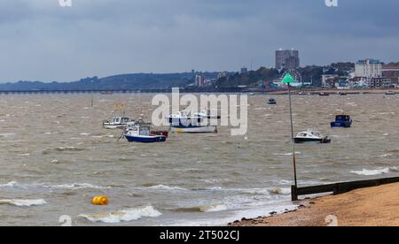 Blick in Richtung Southend-on-Sea während des Sturms Ciaran mit vielen kleinen Booten, die bei der eintretenden Flut hüpfen Stockfoto