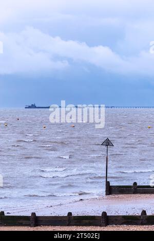 Ein stürmischer Himmel über dem Pier bei Southend-on-Sea während des Sturms Ciaran Stockfoto