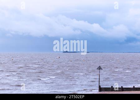 Ein stürmischer Himmel über dem Pier bei Southend-on-Sea während des Sturms Ciaran Stockfoto