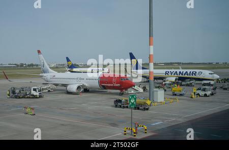Flugzeuge, Norwegian Air, Ryan Air, Rollfeld, Flughafen BER, Berlin-Brandenburg, Deutschland *** Flugzeug, Norwegian Air, Ryan Air, Asphalt, BER Airport, Berlin Brandenburg, Deutschland Stockfoto