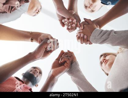 Gemeinschaft, Hände halten oder Psychologie unterstützen Diversität in psychischer Gesundheit Workshop, Geist oder Therapie. Zoomen Sie auf Männer, Frauen oder Freunde Stockfoto