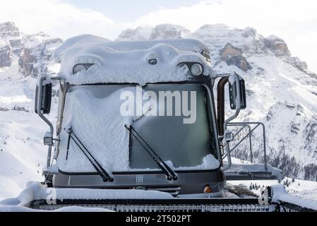 Schnee Grommer im Winter dolomiten alpen. Schneemobil in den Dolomiten im Winter, Italien, Europa Stockfoto