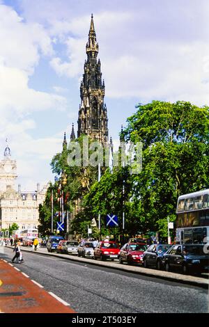 Blick auf das Scott Monument und die Autos aus den 1990er Jahren auf der Princes Street, Edinburgh, Schottland. Scannen von Transparentfilmen. Stockfoto