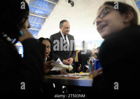 Der Ehemann des US-Vizepräsidenten Kamala Harris, zweiter Gentleman Douglas Emhoff, besucht die Ark Globe Academy für eine Veranstaltung über die Stärkung von Mädchen in MINT mit der UK Space Agency. Bilddatum: Donnerstag, 2. November 2023. Stockfoto