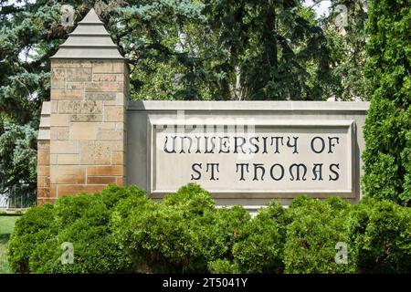 ST. PAUL, MN, USA - 29. JULI 2023: Eintritt zum Campus der University of St. Thomas. Stockfoto