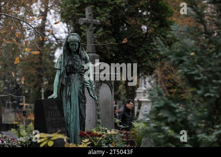 Warschau, Polen. November 2023. Alte Grabsteinskulpturen sind auf dem Friedhof am Allerheiligen auf dem Evangelisch-Augsburger Friedhof in Warschau zu sehen. Allerheiligen (oder Dzie? Zaduszny (Polnisch) ist ein Feiertag in Polen. Es ist eine Gelegenheit, an verstorbene Verwandte zu erinnern. An diesem Tag bringen die Menschen Blumen, typischerweise Chrysanthemen, und Kerzen auf Friedhöfe. Der gesamte Friedhof ist voller Lichter in der Dunkelheit. Der Evangelisch-Augsburger Friedhof ist ein historischer lutherischer evangelischer Friedhof im Westen von Warschau. Seit der Eröffnung im Jahr 1792 haben mehr als 100.000 Menschen eine Stunde Stockfoto