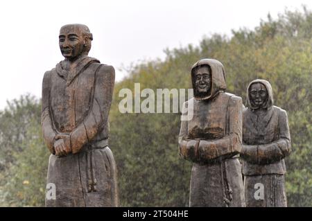 Lebensgroße, geschnitzte Holzskulpturen der Mönche von Meaux (Hull) East Yorkshire, in Prozession an einem nassen Tag im Oktober Stockfoto