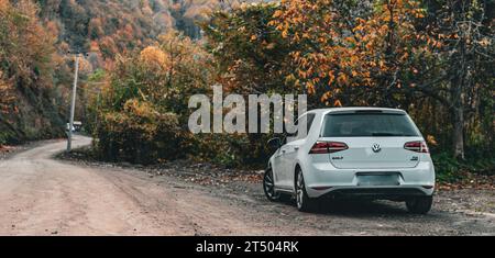 Yuvacik, Kocaeli - 6. November 2021: Im Herzen des Herbstes, eine Fahrt durch die Pracht des Herbstes Stockfoto