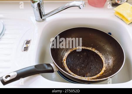 Schmutziges Geschirr auf dem Küchentischstapel Stockfoto