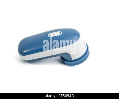 Maschine zum Schneiden von Granulaten und Entfernen von Fusseln aus Textilien. Ein Spezialgerät zum Entfernen von Fusseln und Granulaten aus Gewebe. Stockfoto
